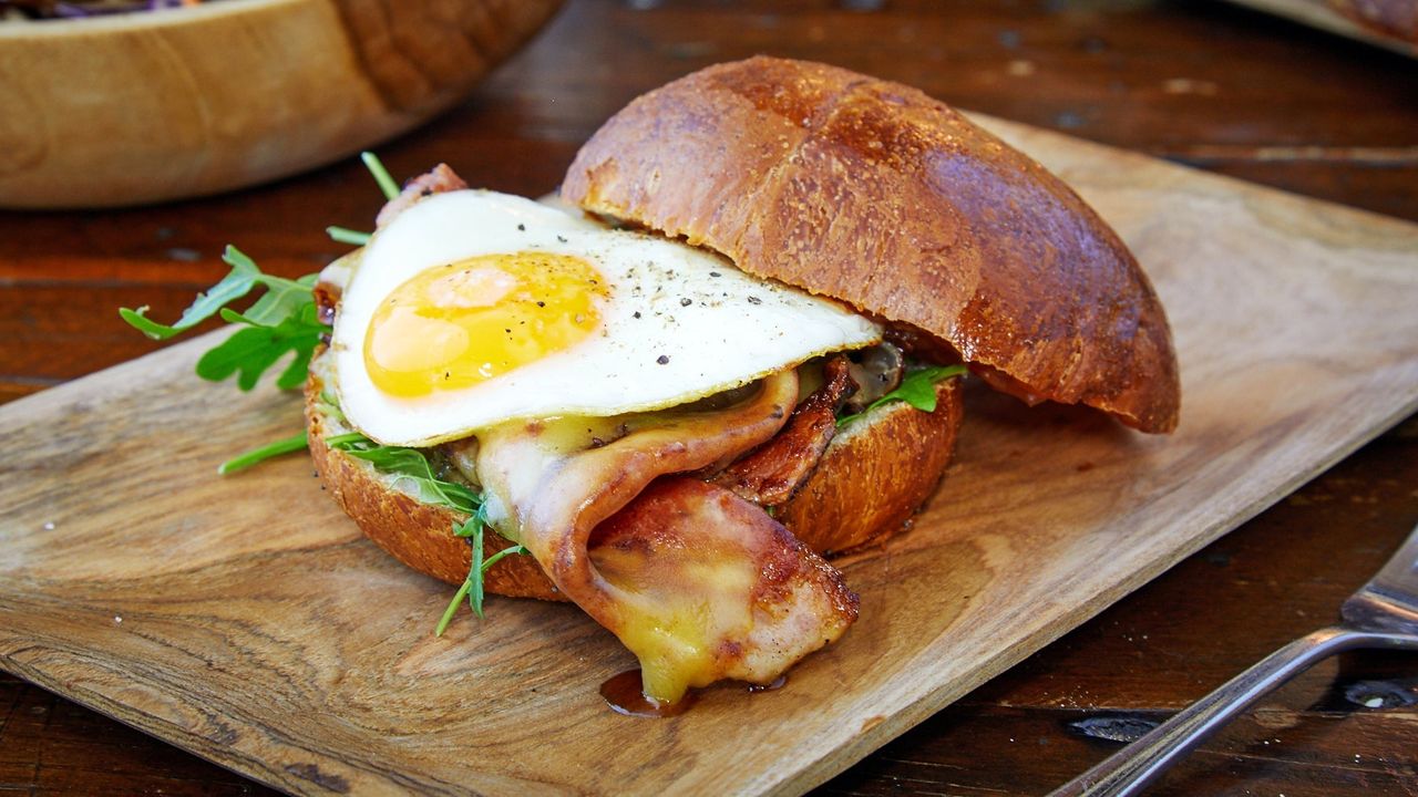 Classic Crispy Bacon & Egg Roll