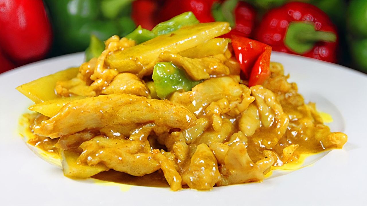 T23. Green/Red Curry Chicken (GF)