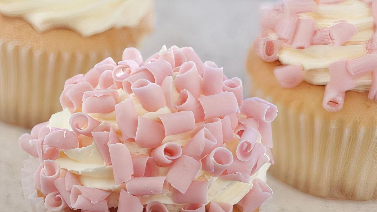 Strawberry Chocolate Curls Cupcake