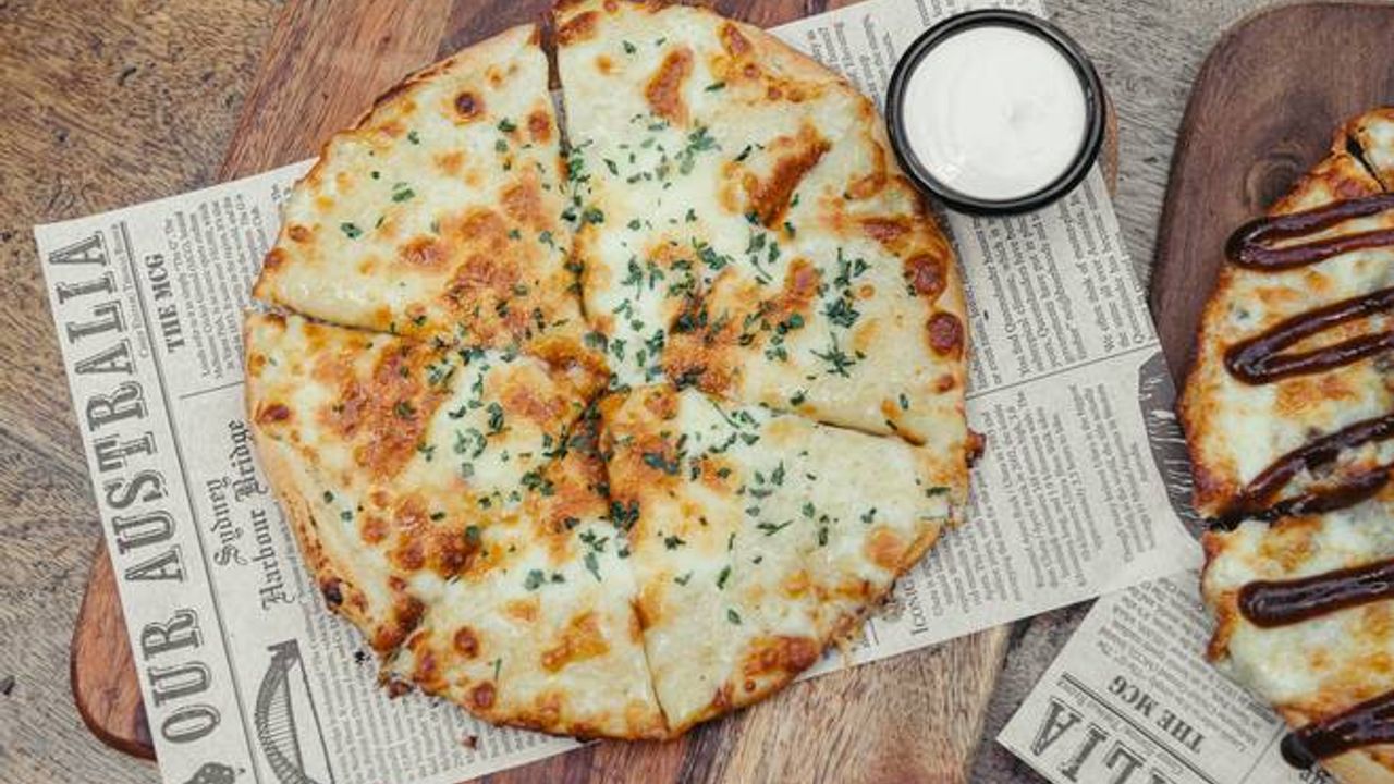 Cheese & Garlic Pizza w/ aioli