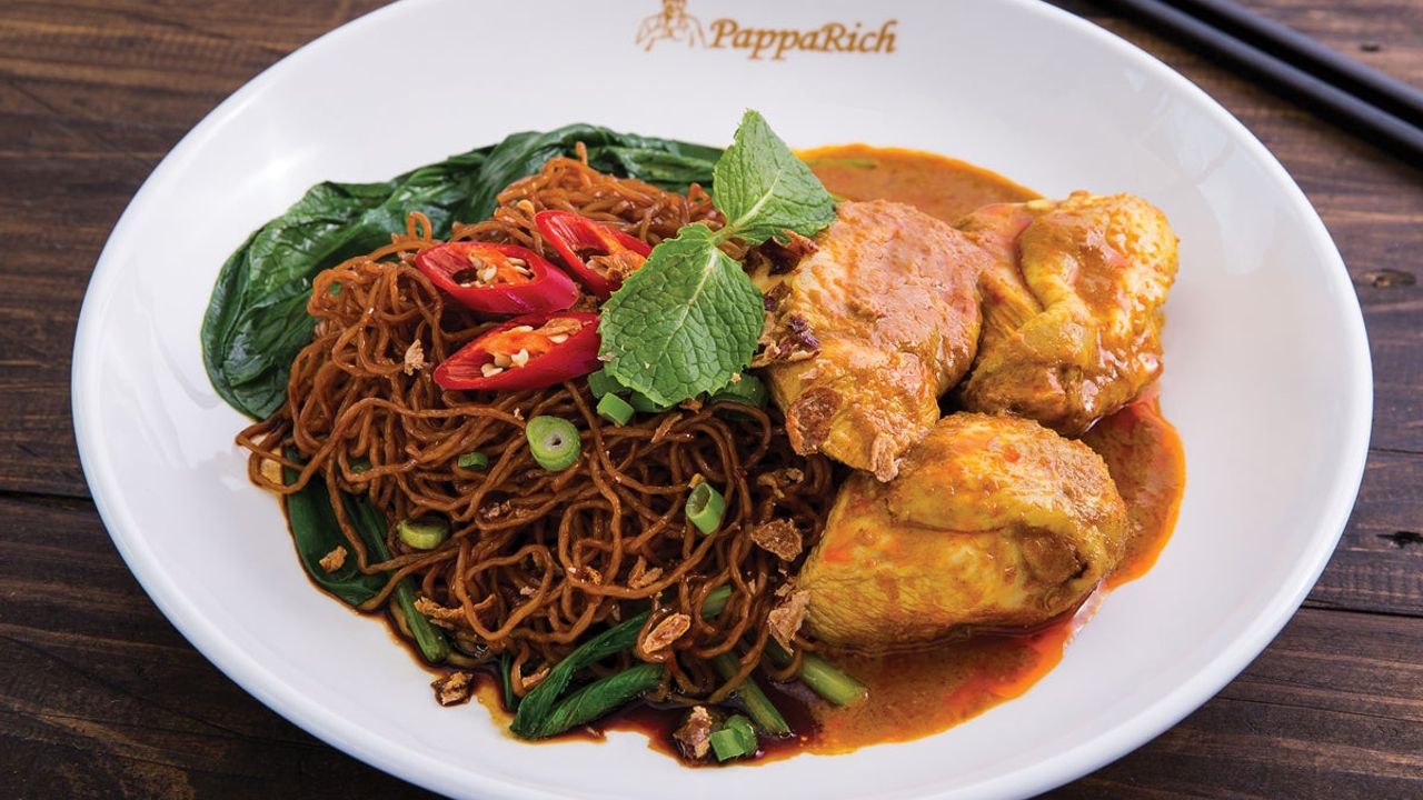 Dry Curry Egg Noodles with Curry Chicken