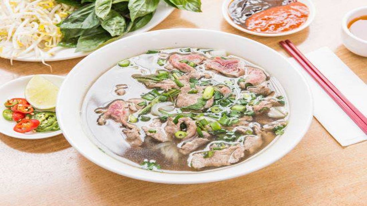 Vietnamese Rice Noodle with Beef and Tendon