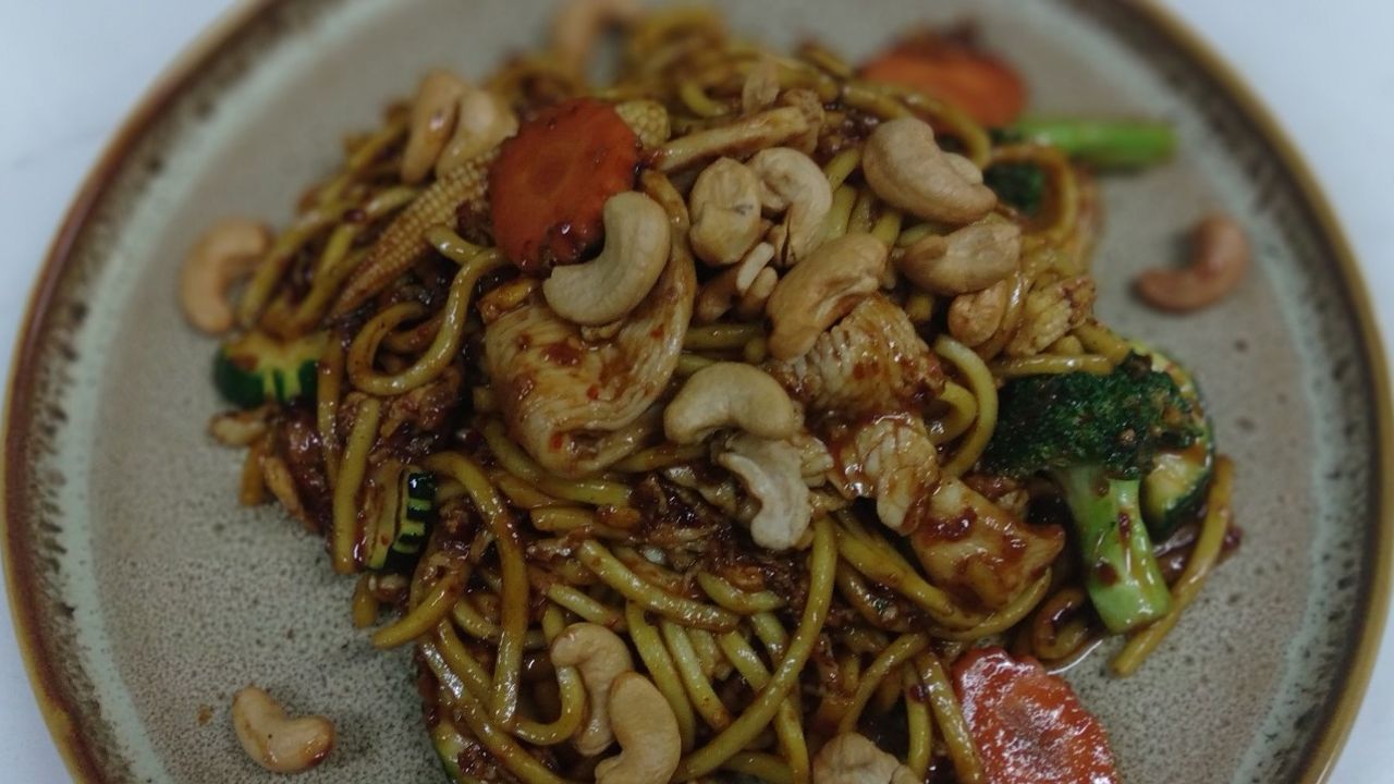 Cashew Nut Stir Fried with Hokkien Noodle.