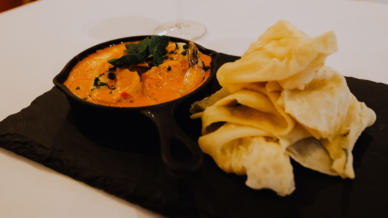 Prawn Hotpot of Moroccan Spices, Tomato and Cream Curry, Roti Bread (4 Prawns)