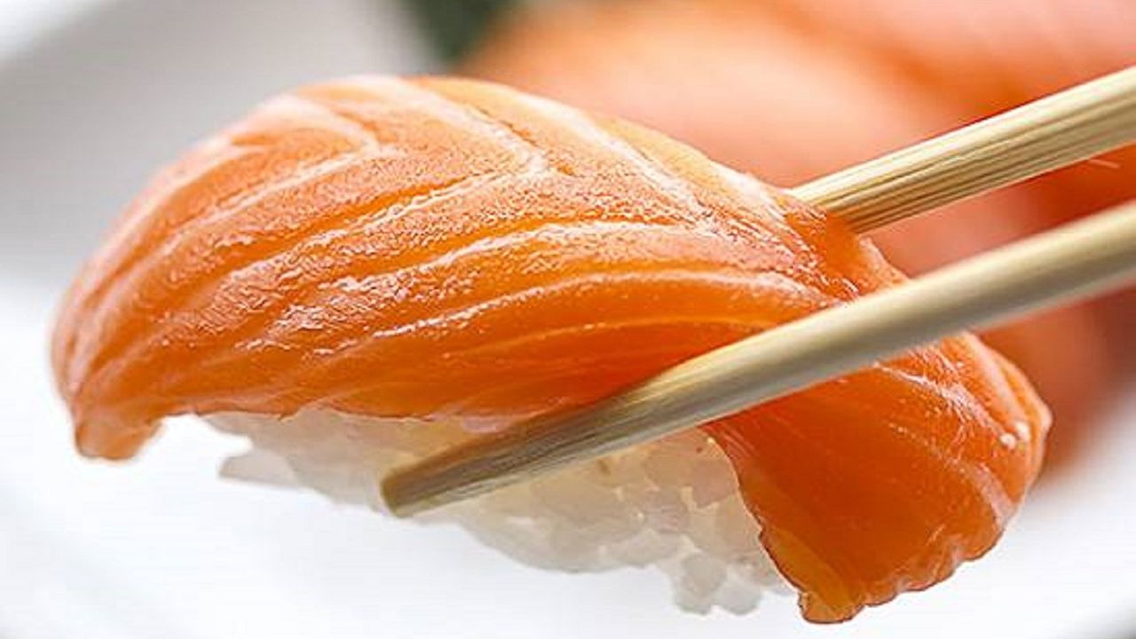 Salmon Sushi (5 Pieces)