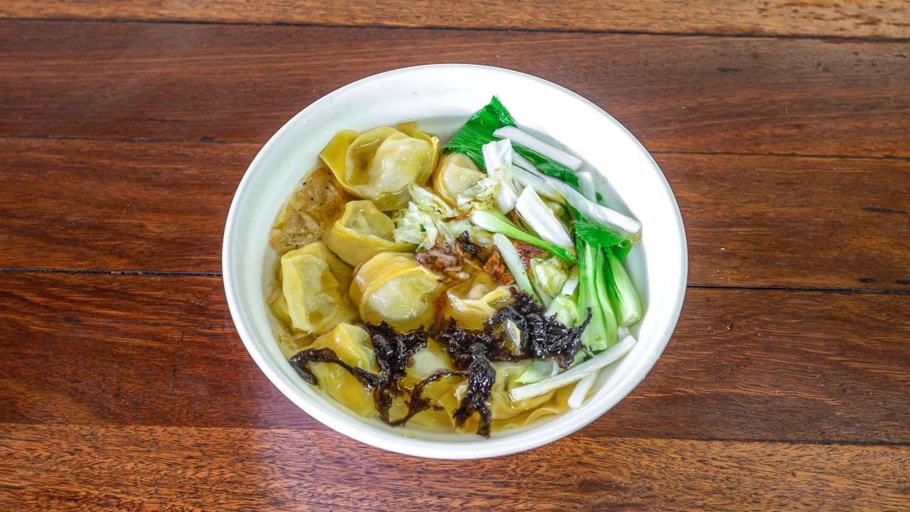 Pork and Vegetable Wonton Soup (15 Pieces)