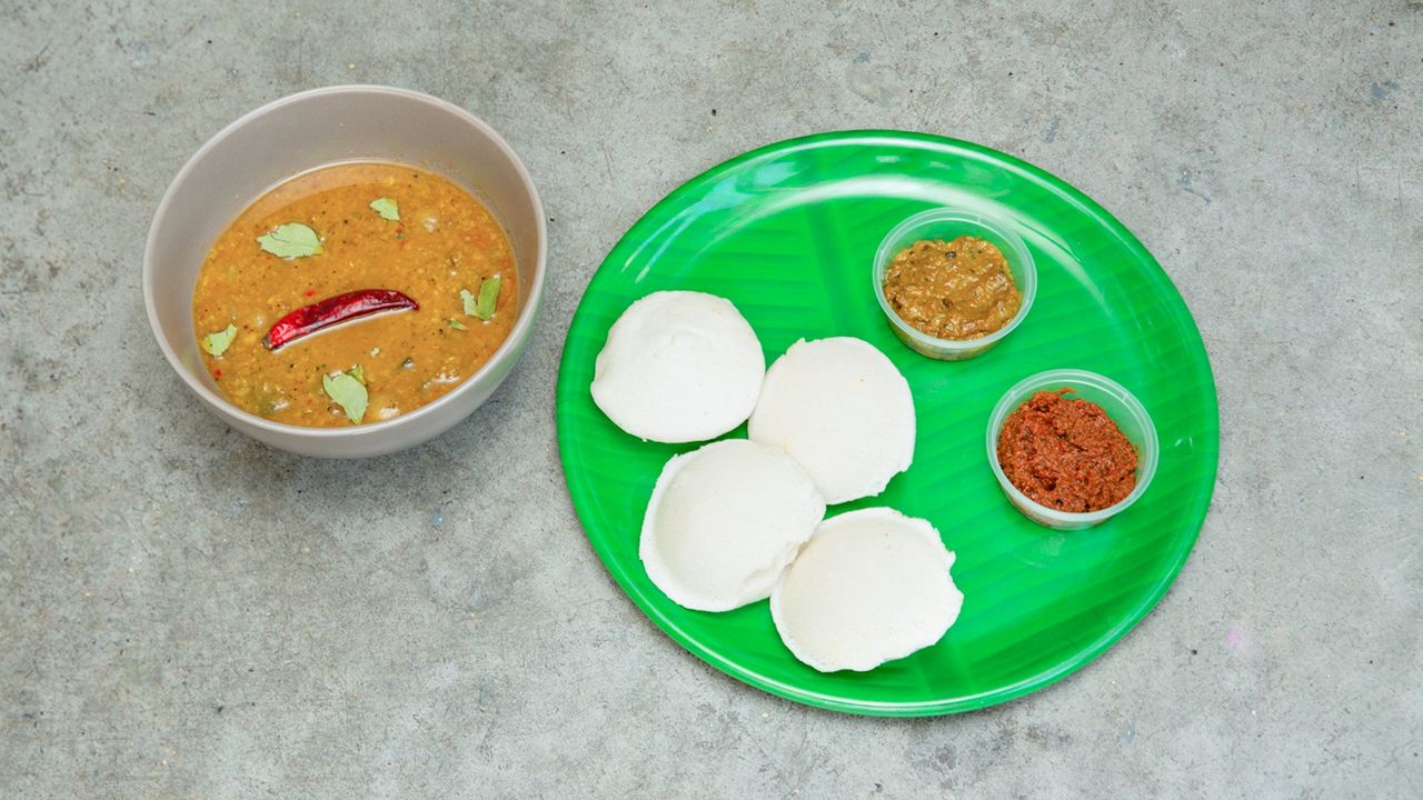 Four Pieces Idli and Two Pieces Vada