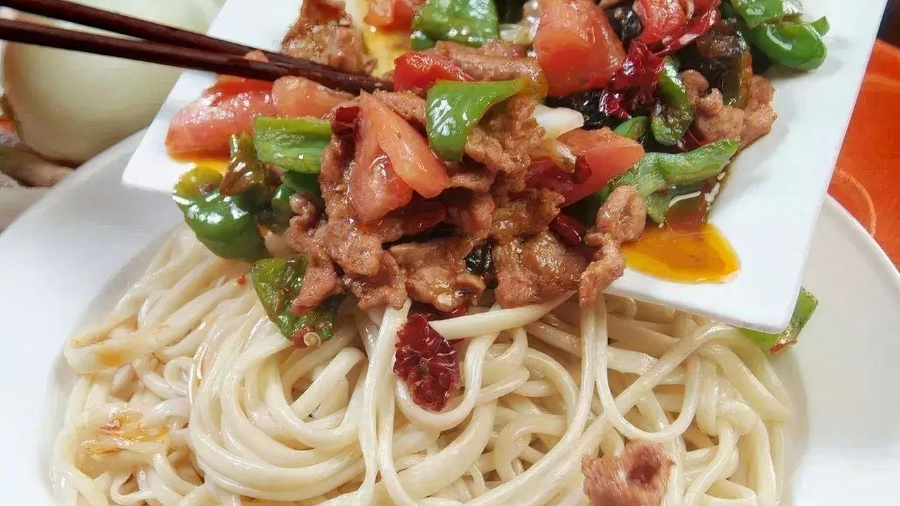 102. Hand-made Noodles with Stir-fry Topping / 拌面