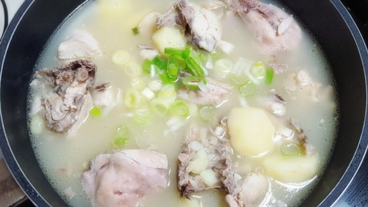 Whole chicken with noodle stew