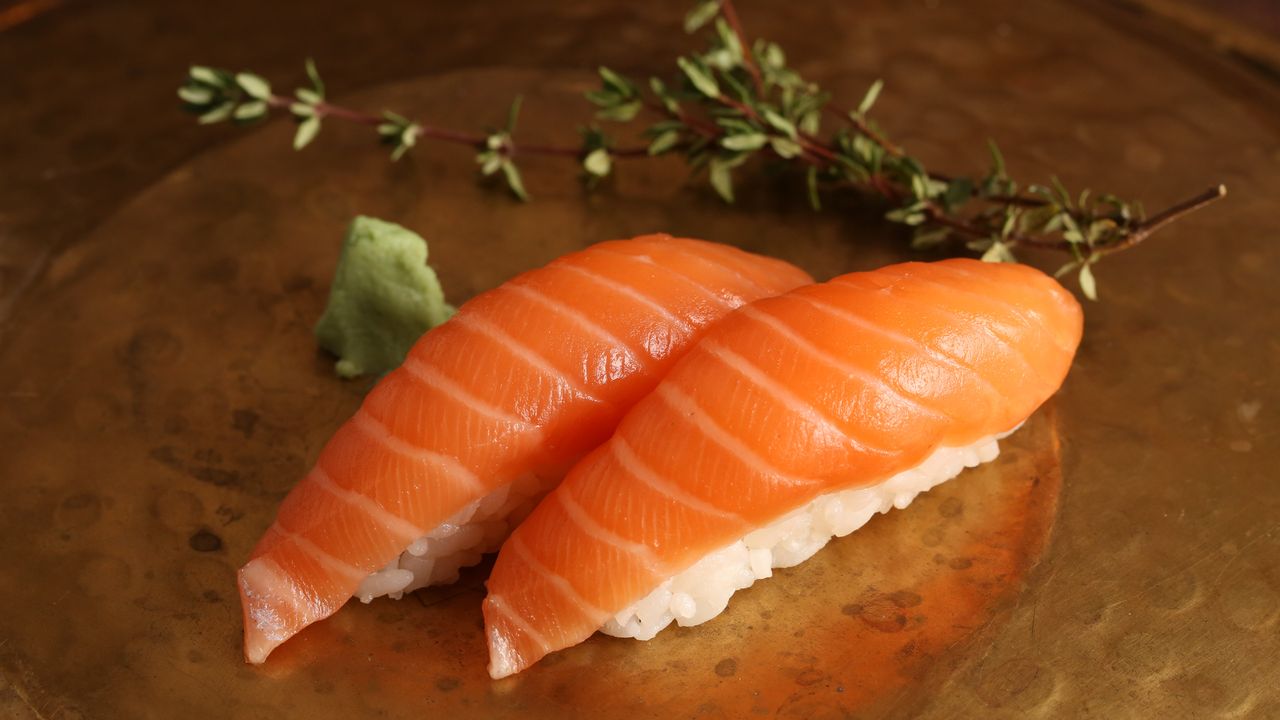 Salmon Nigiri  (2pcs)