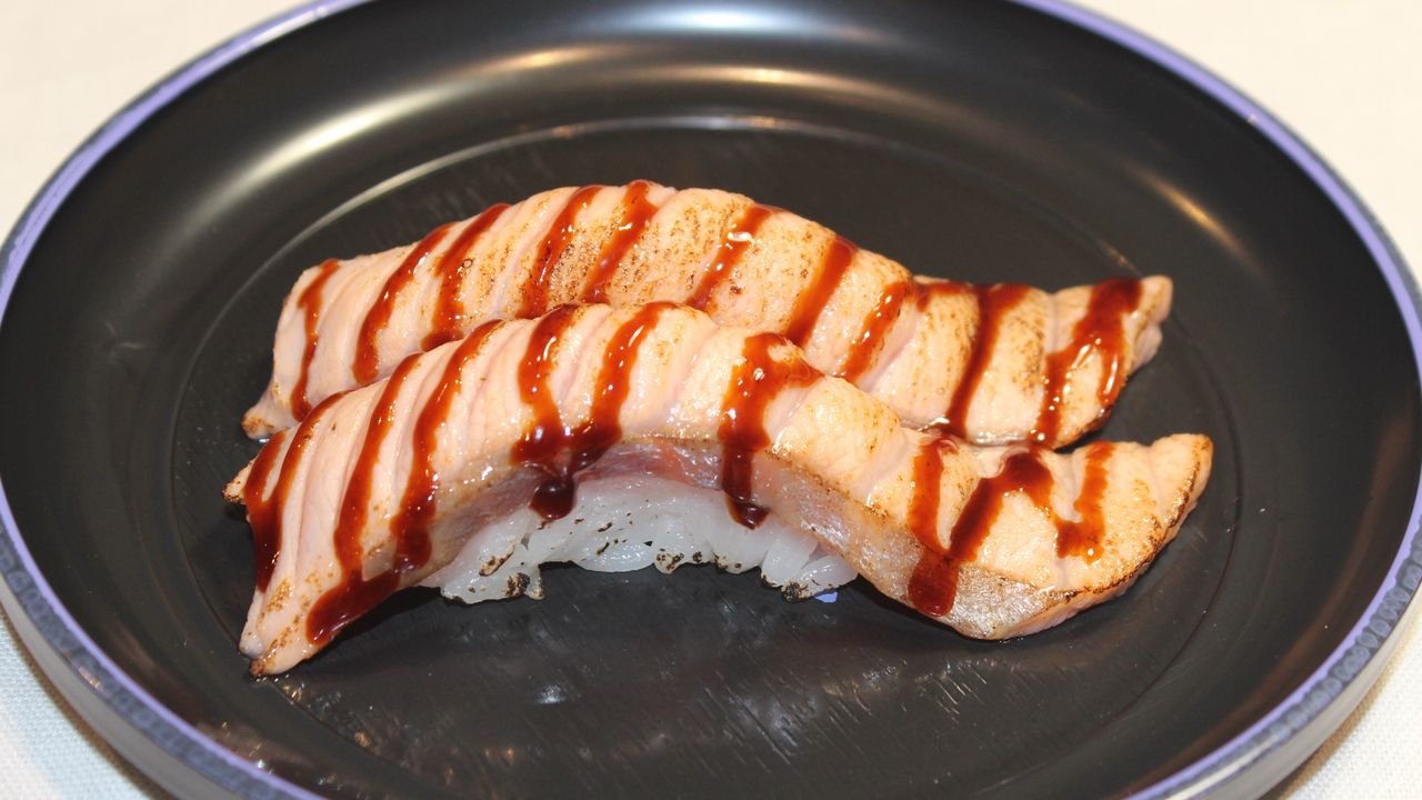 Seared Salmon sushi 2pcs