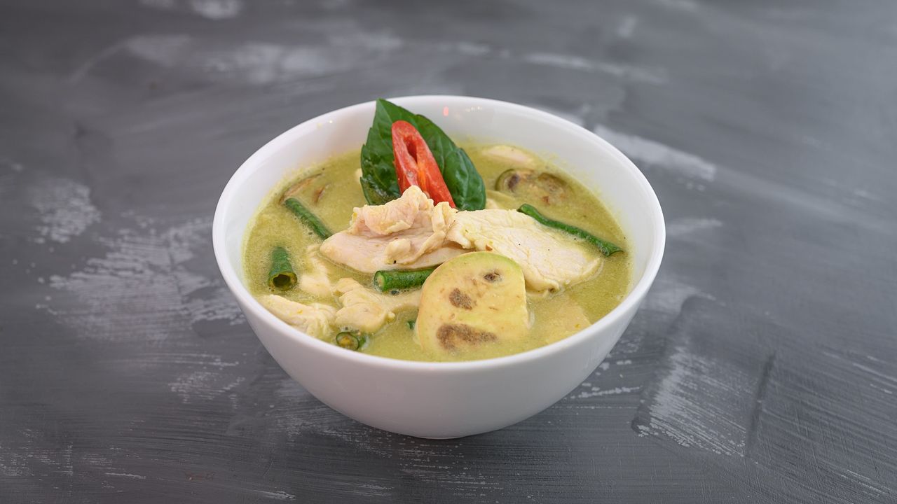 Main Serve Green Curry (served w/ complimentary rice)