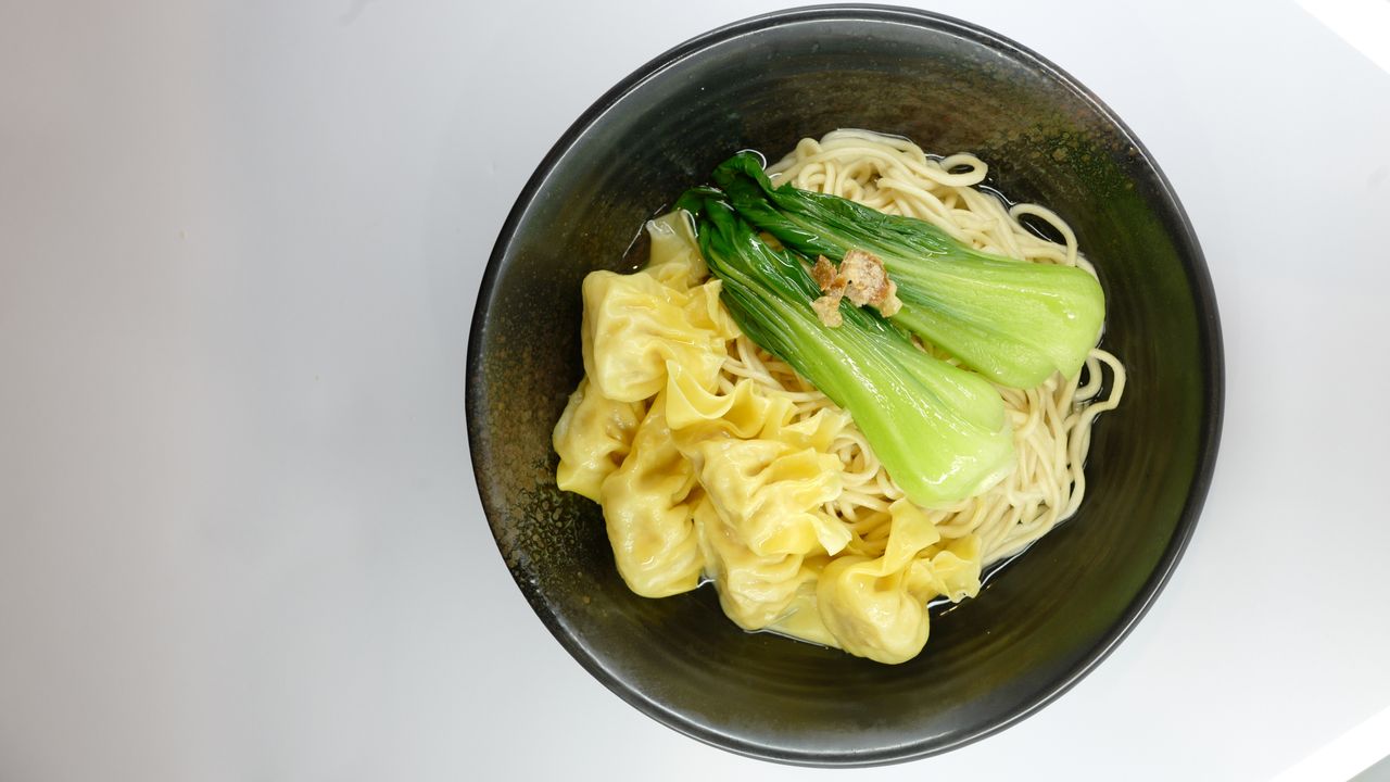 14. Hand Made Wonton with Egg Noodle Soup/雲吞湯麵