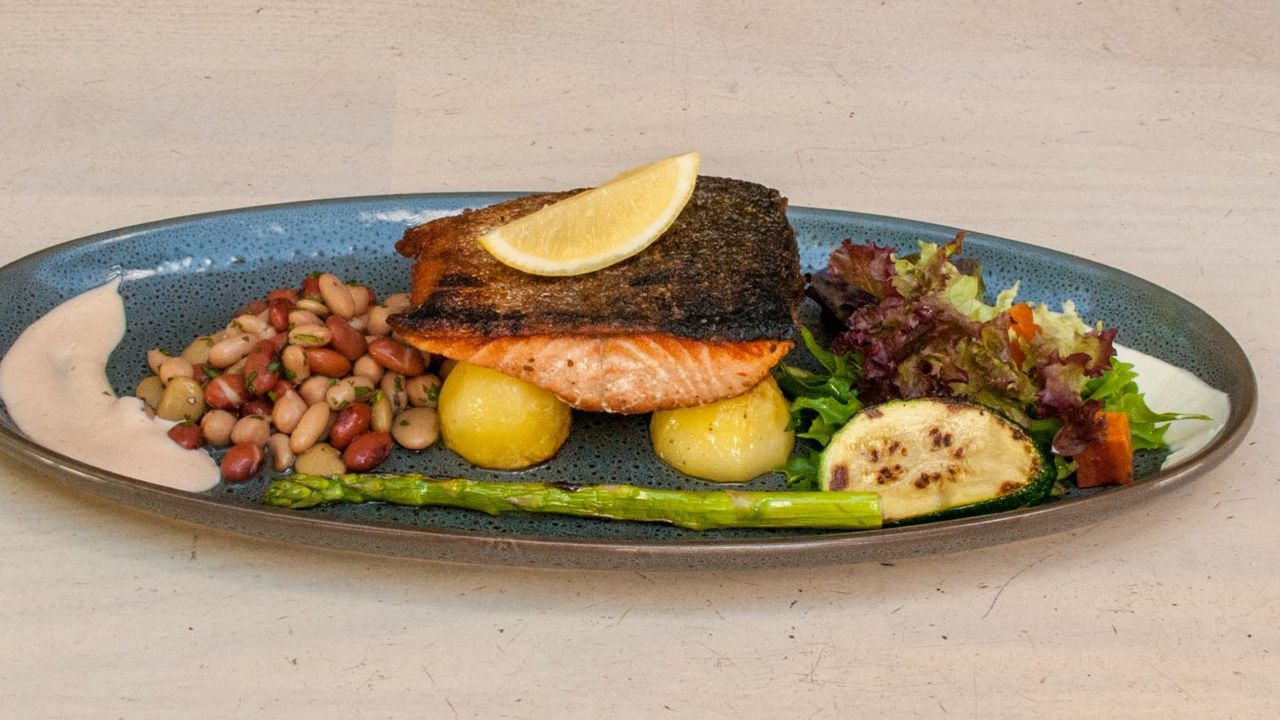 Marinade Salmon, Mixed Been, Mixed Leaves, Lemon Potato, Seafood Sauce, Asparagus, Garlic Sauce