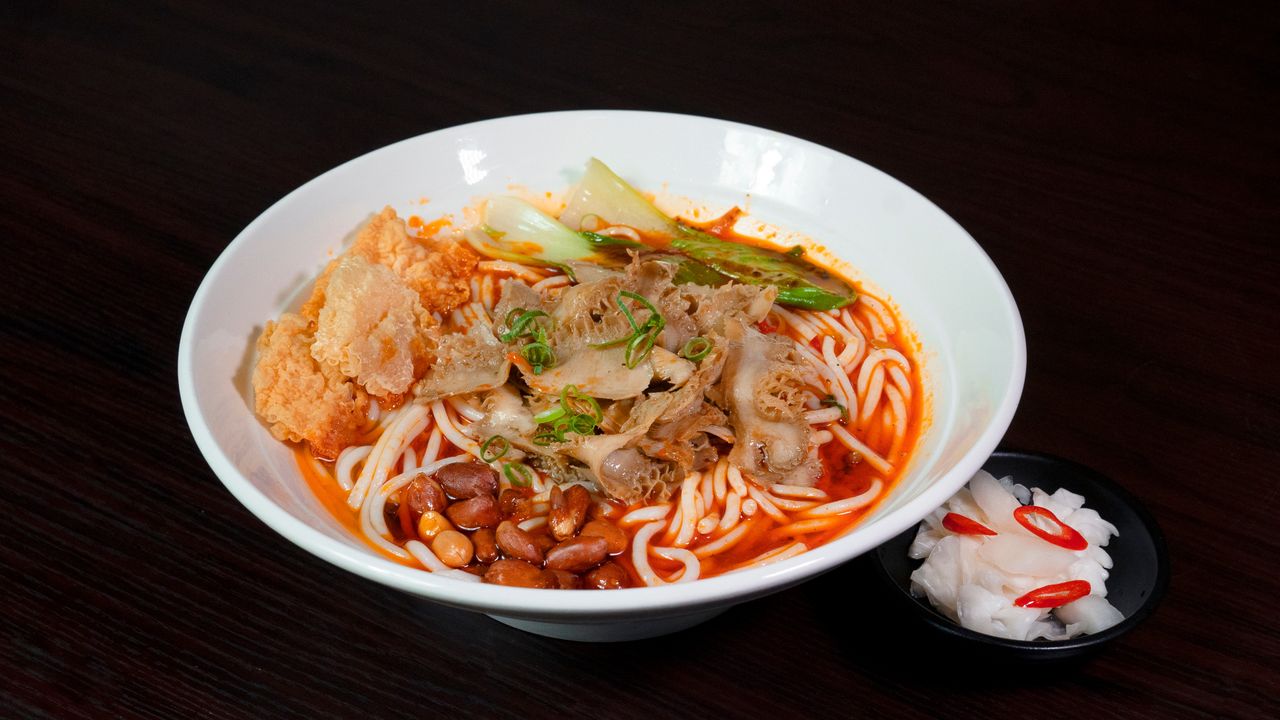 30. Hot & Spicy Honeycomb Tripe Rice Noodle in Soup / 麻辣金钱肚湯米粉