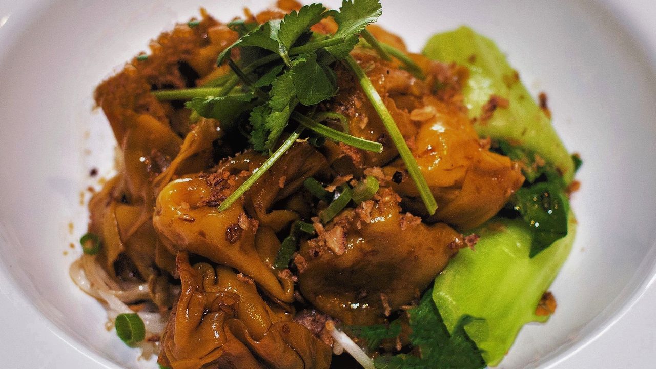 D4, Pork & Prawns Wanton In Soy And Chili Sauce (12 Pcs) / 酱油辣捞云吞