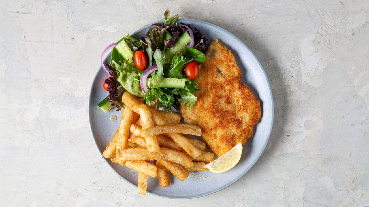 (V) Schnitzel, Chips & Salad (3615 kJ)