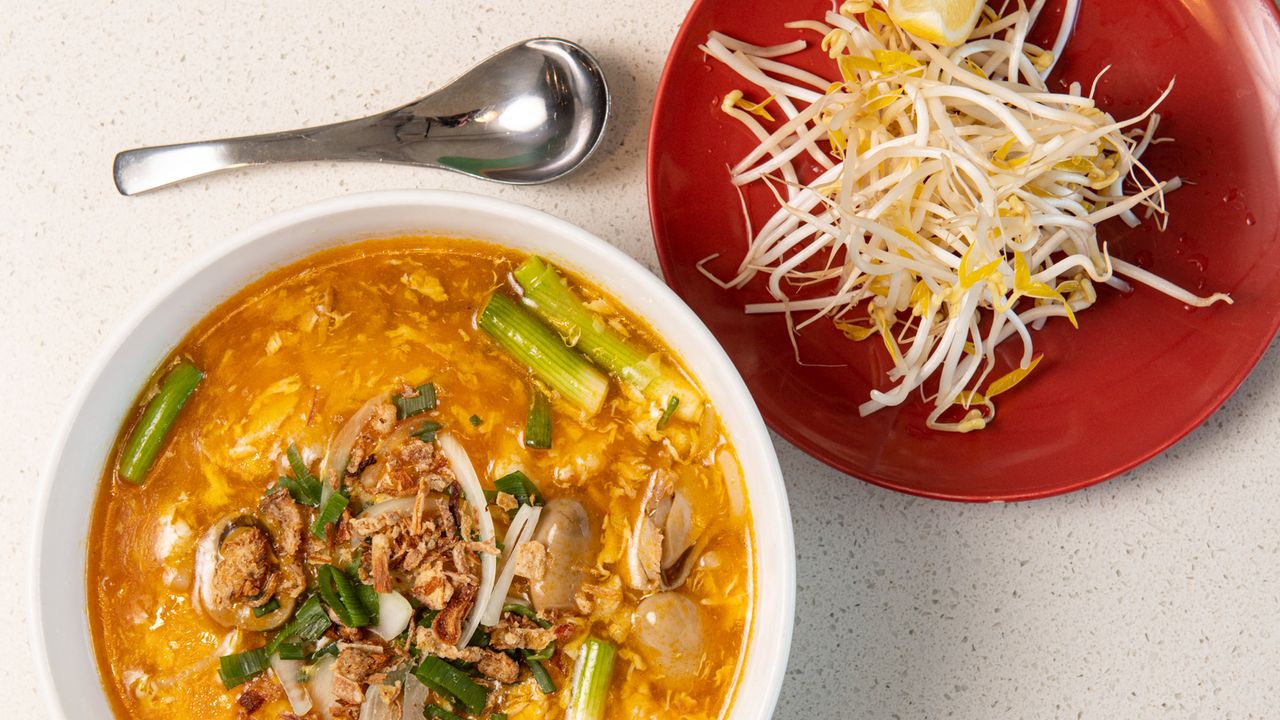 48. Drop Rice Noodle Soup with Crab Meat & Pork