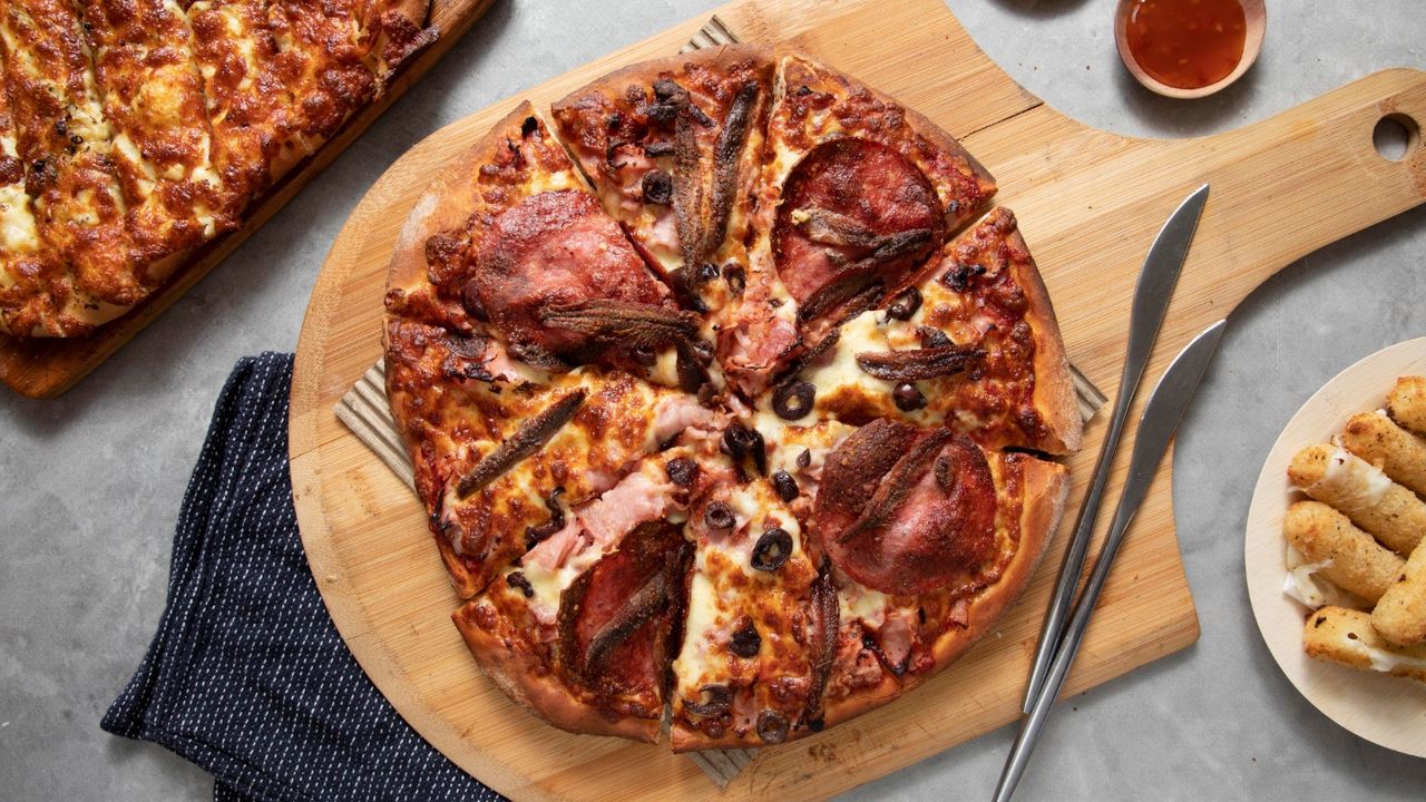 18" Mozzarella Fella Pizza