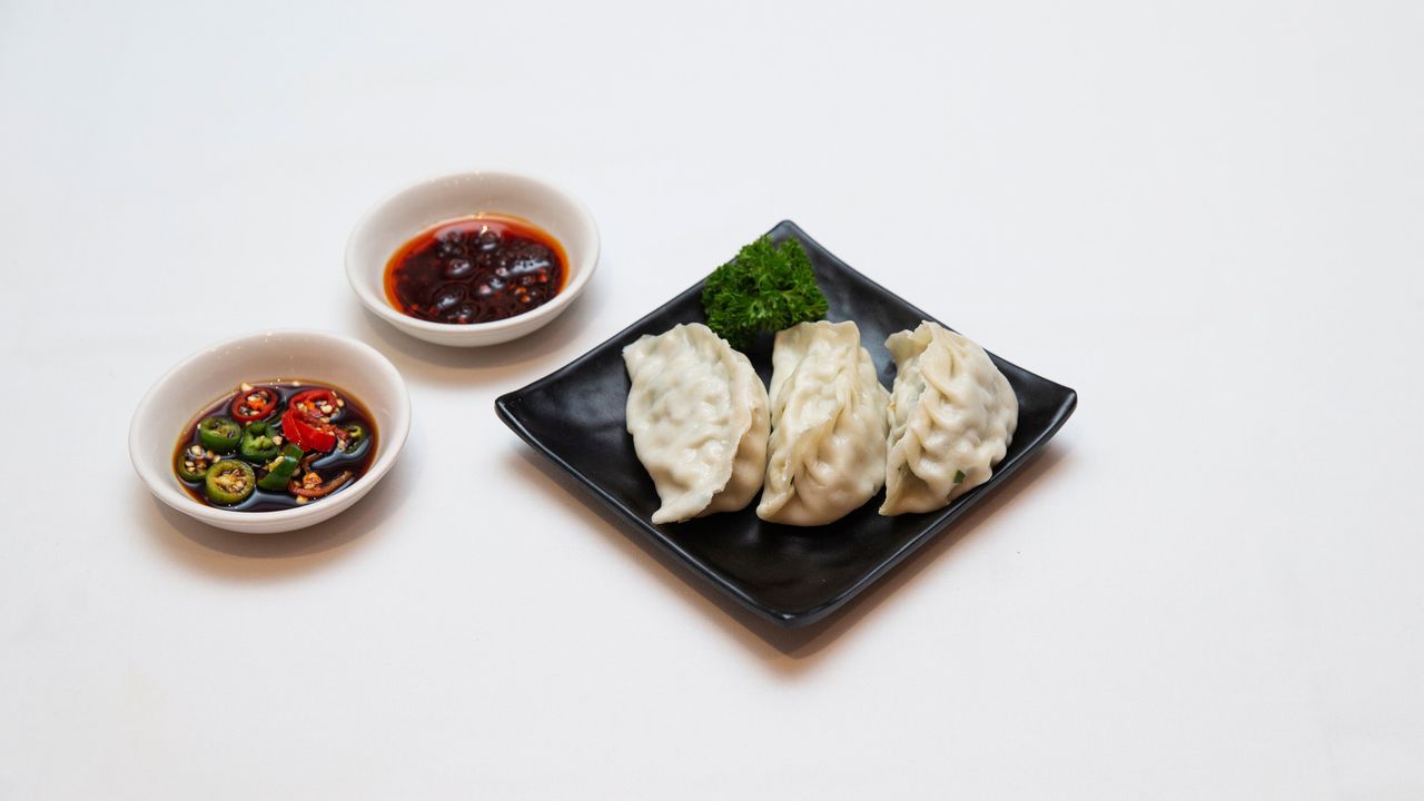 Pan Fried Chive & Pork Dumplings (4pcs)