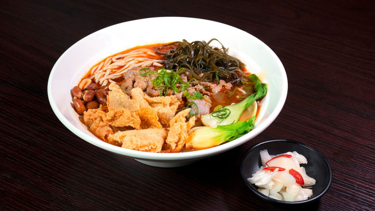 29. Hot & Spicy Beef Rice Noodle in Soup / 麻辣牛肉丝湯米粉