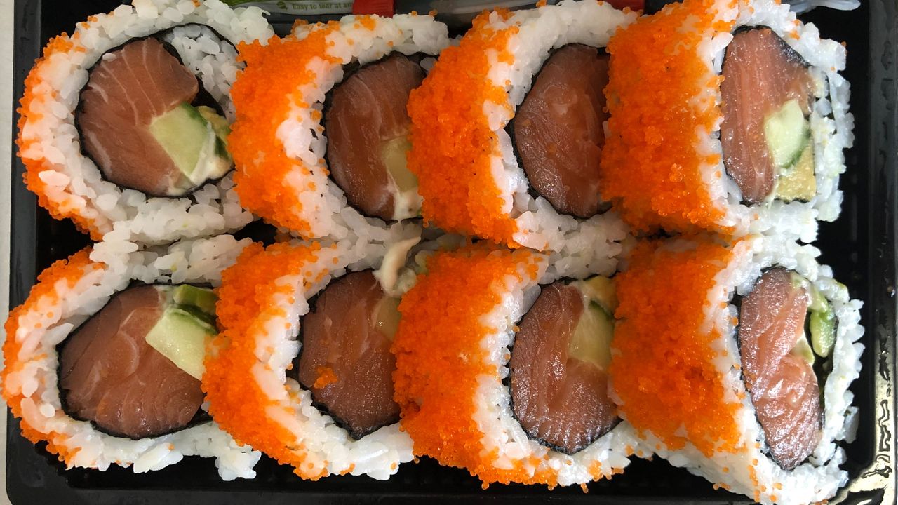 Salmon Tobiko Roll