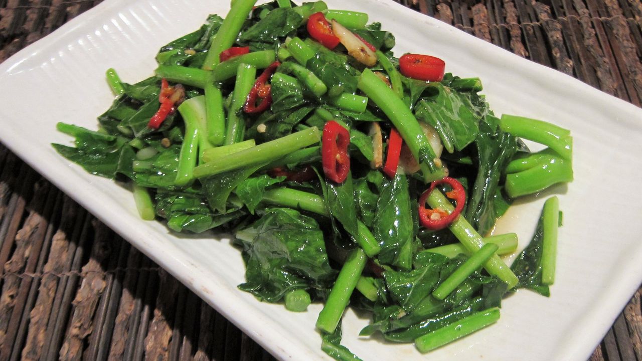 To To Stir-Fry Kai Lan with Garlic & Chilli