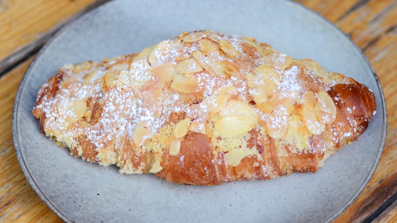 Almond Croissant (V)