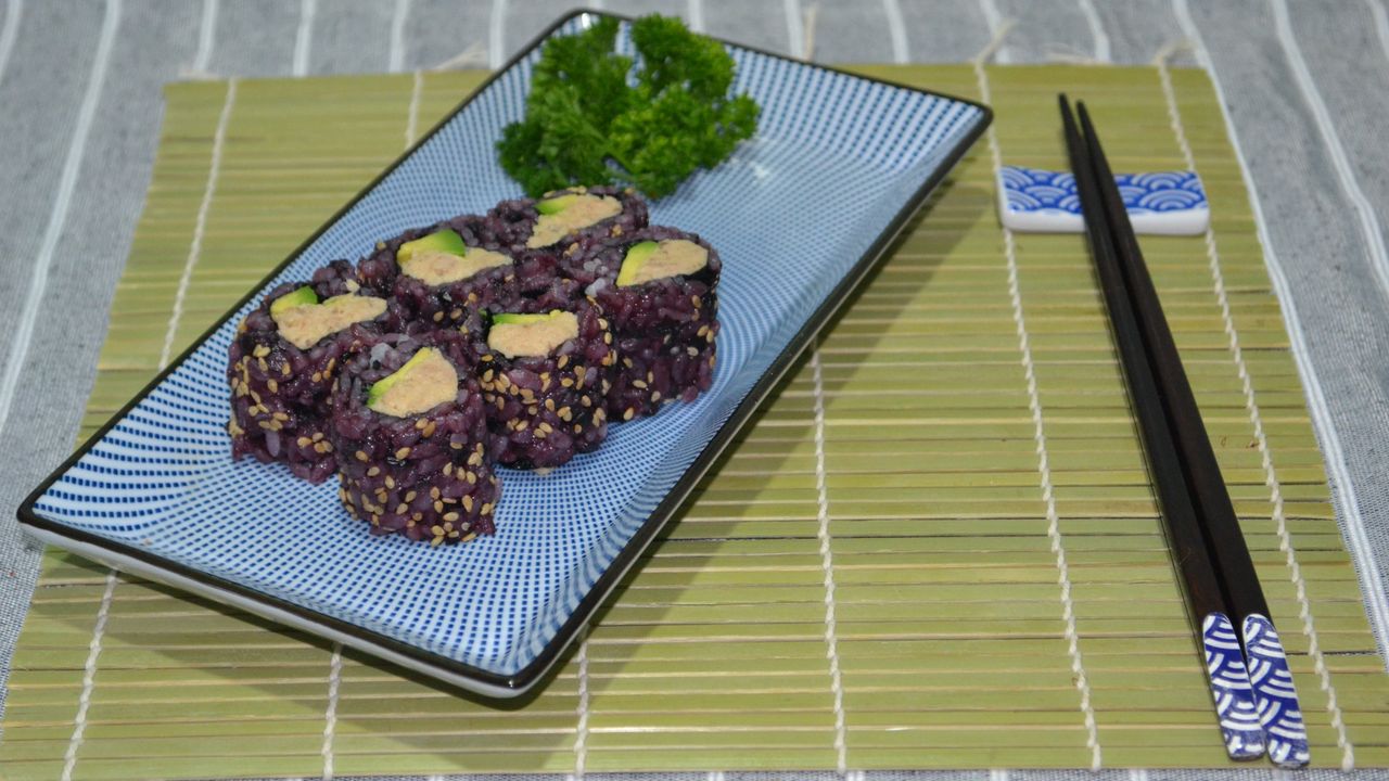 Black Rice Tuna & Avocado Small Roll
