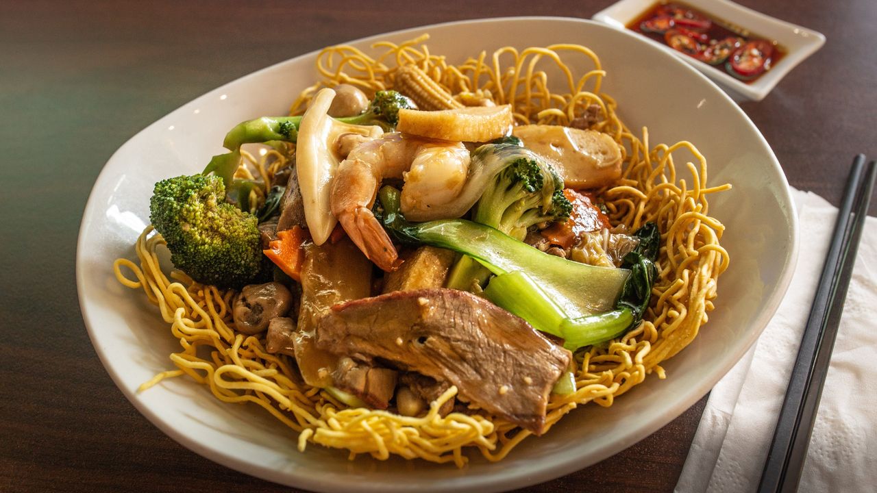 Fried Egg Noodle with Combination and Vegetable