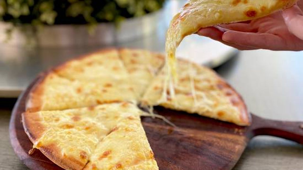 Cheesy Garlic Pizza (Veg)