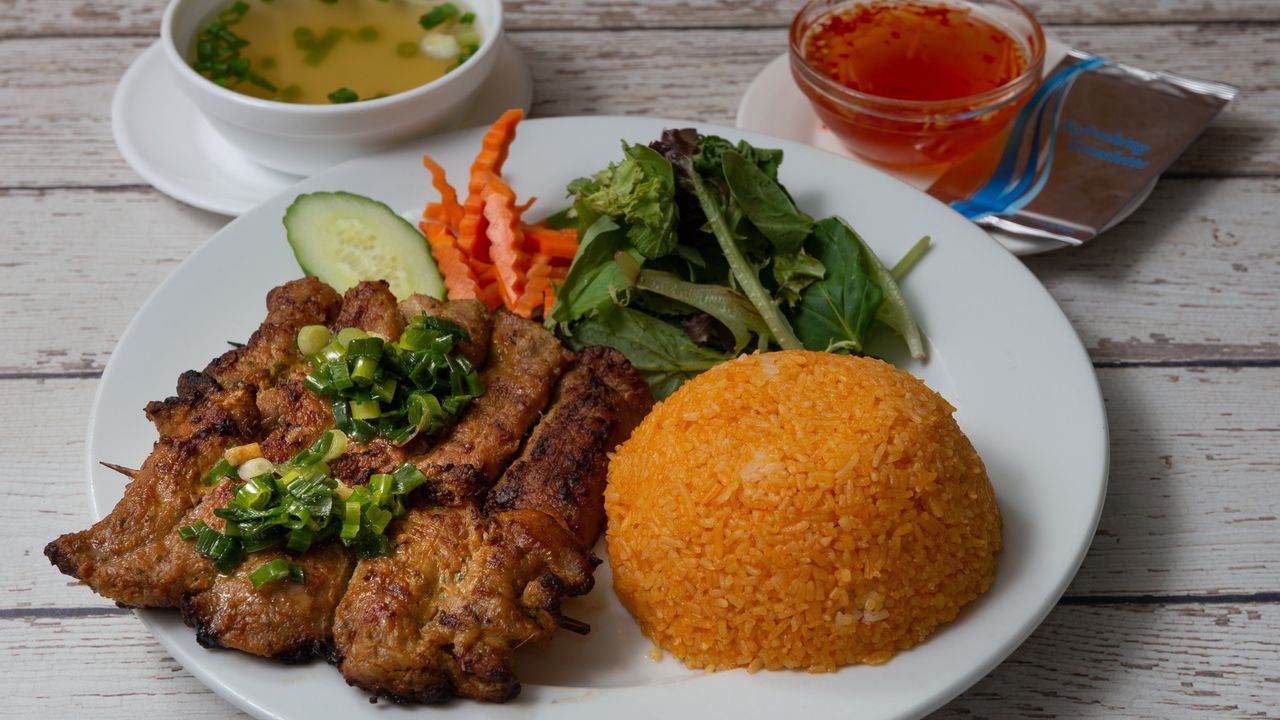 Tomato Rice with Grilled Beef Fillets on Skewer