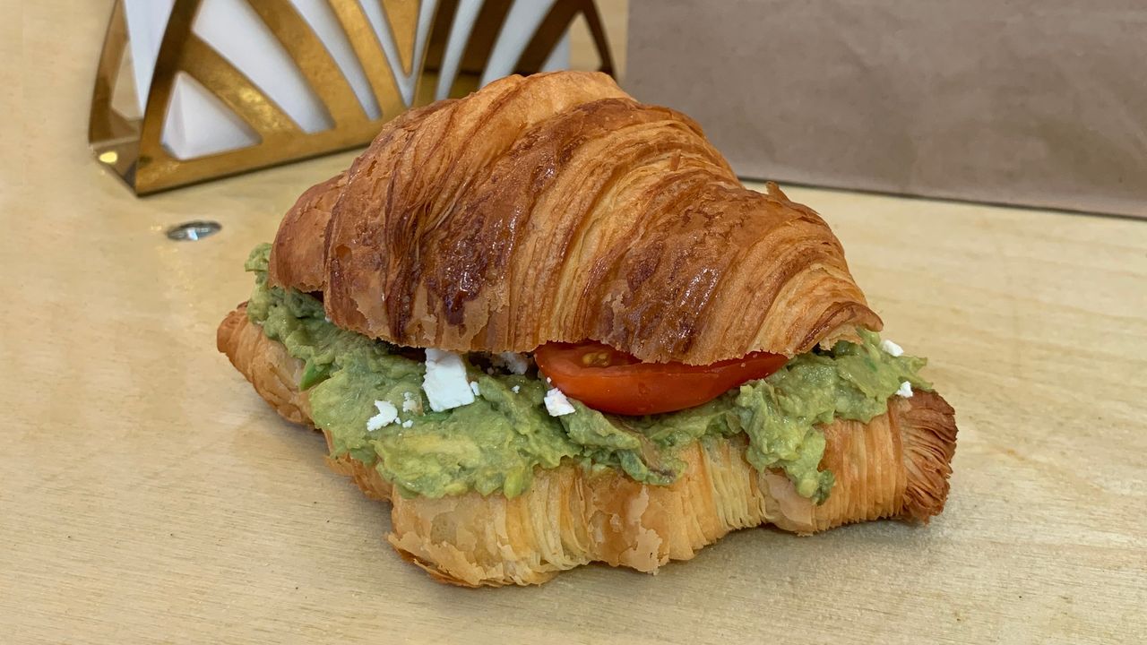 Smashed Avo Croissant