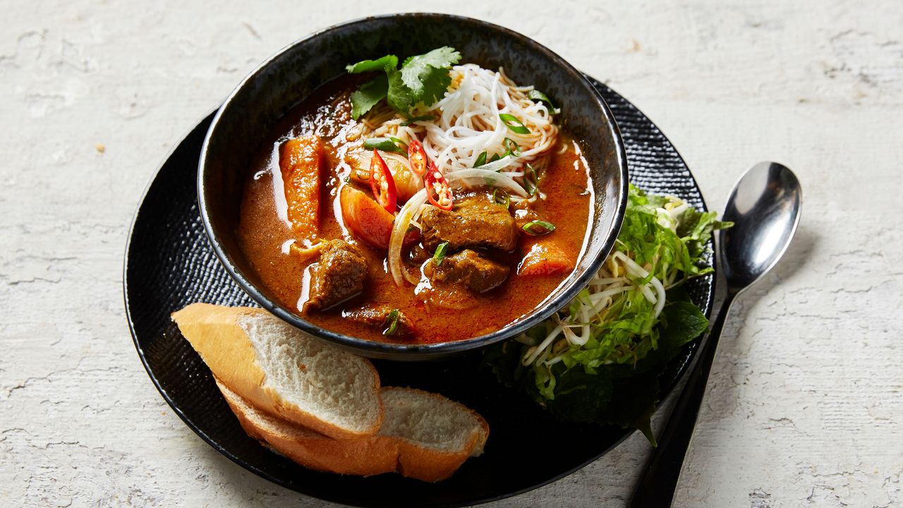 V6. Chicken Curry / Bún Cà Ri Gà