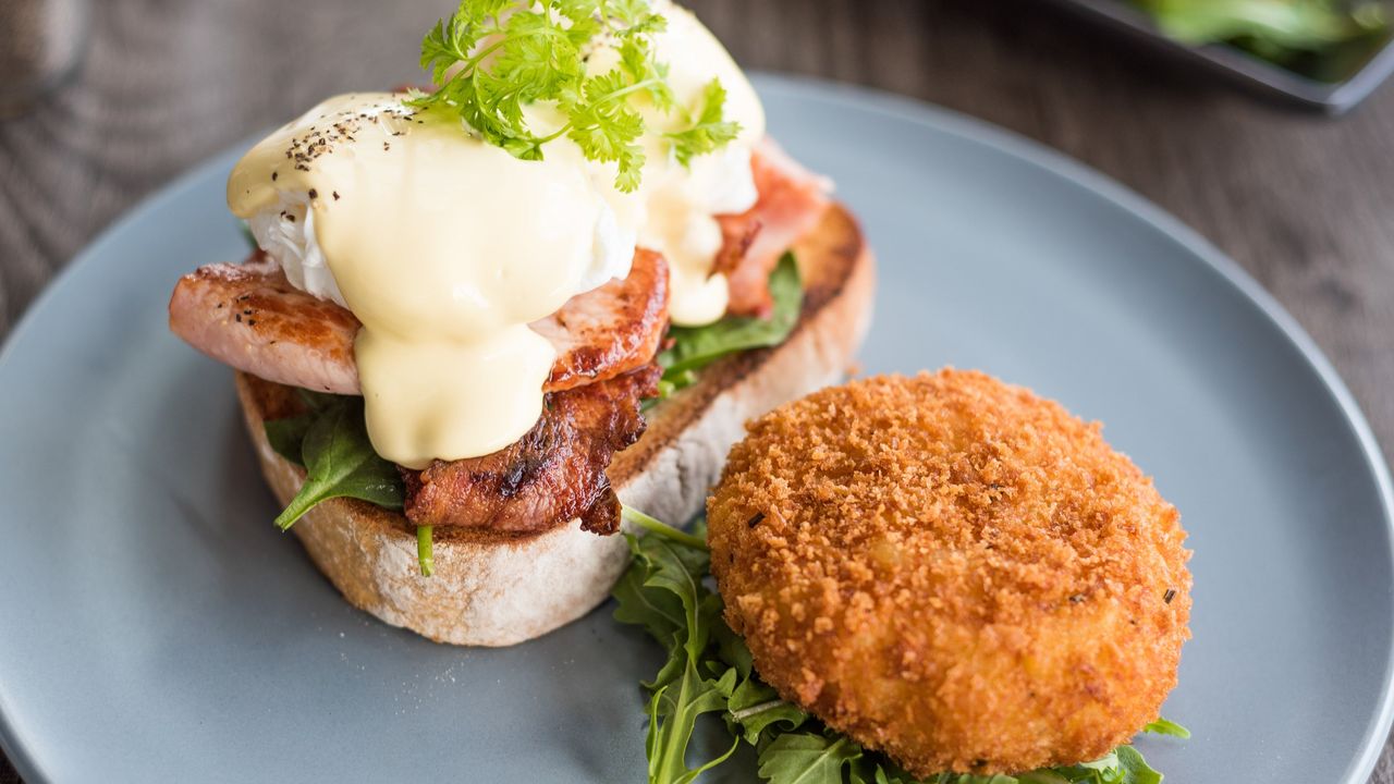 Eggs Benedict (VO)