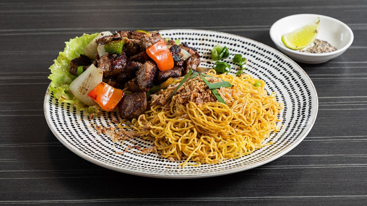 'Mii Luc Lac' with Egg Noodles