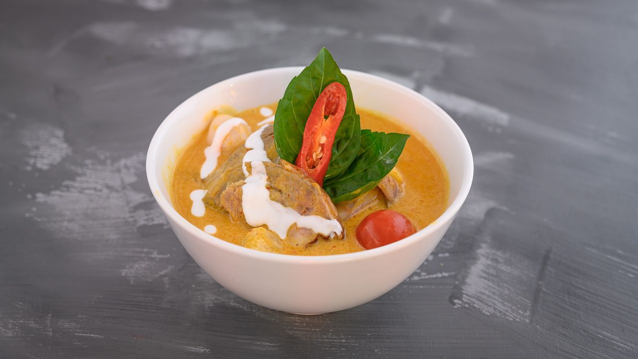 Main Serve Red Curry Duck (served w/ complimentary rice)