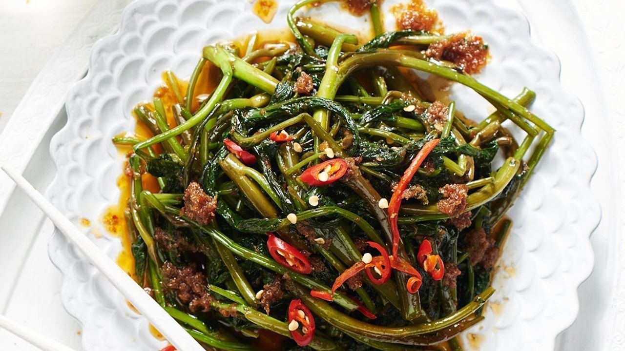 V07 Water Spinach Wok Fried with Chilli Prawn Paste 招牌虾酱空心菜