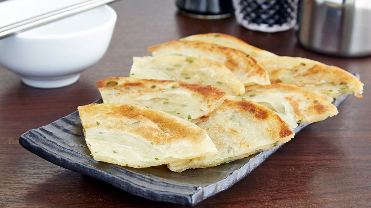 Shallot Pancake (2 Pcs) 葱油饼
