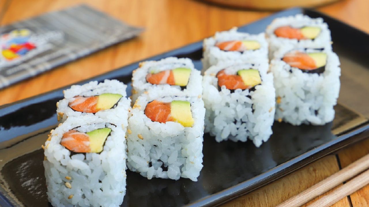 Salmon and Avocado Roll (8 Pieces) (1270 kJ)