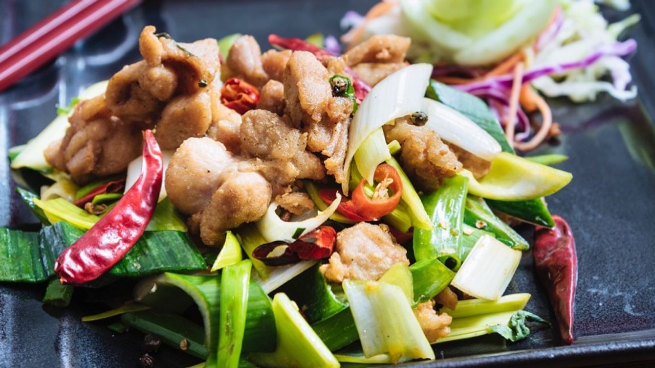 Dry Spicy Chicken with Leek (Szechuan Style)