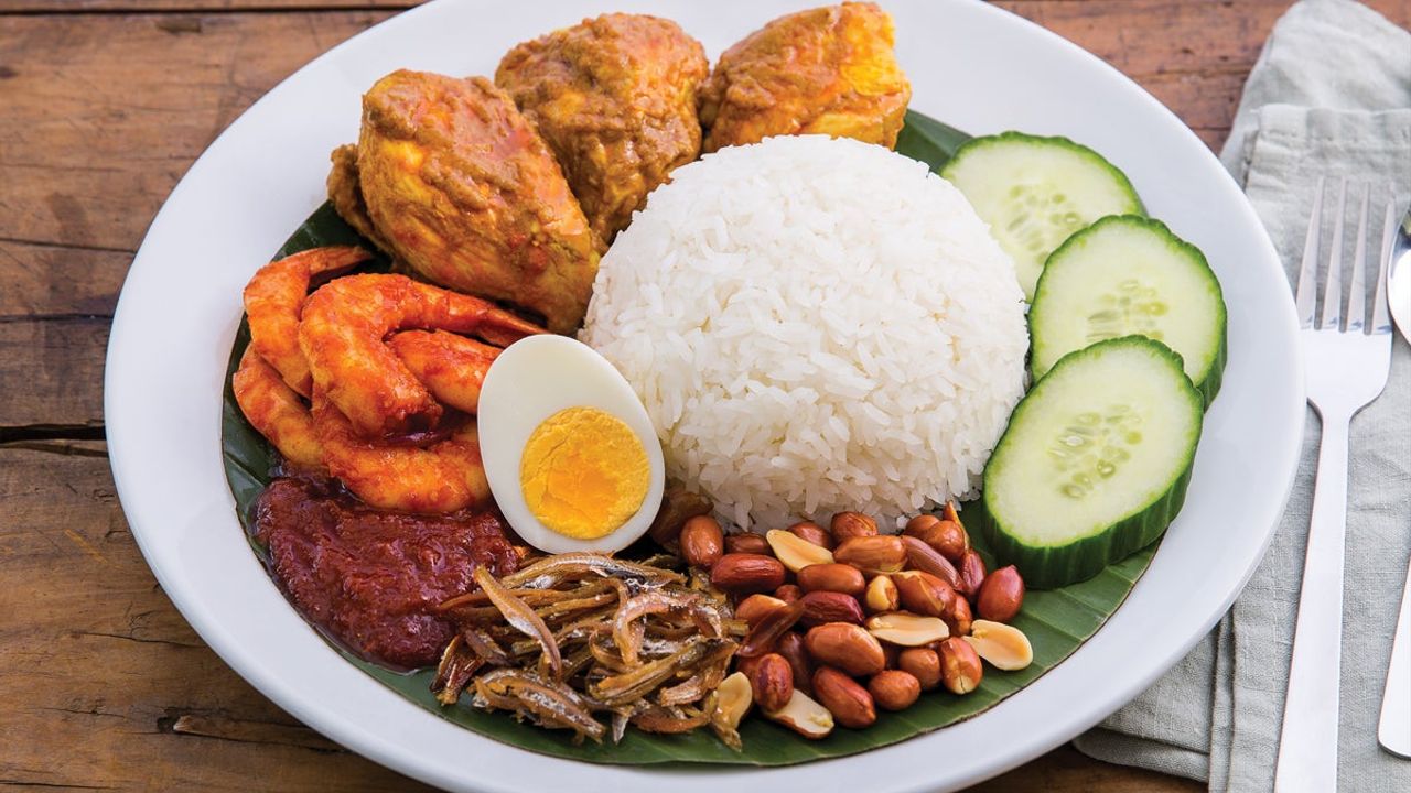 Pappa Special Nasi Lemak (2 Dishes) with Curry Chicken and Sambal Prawns