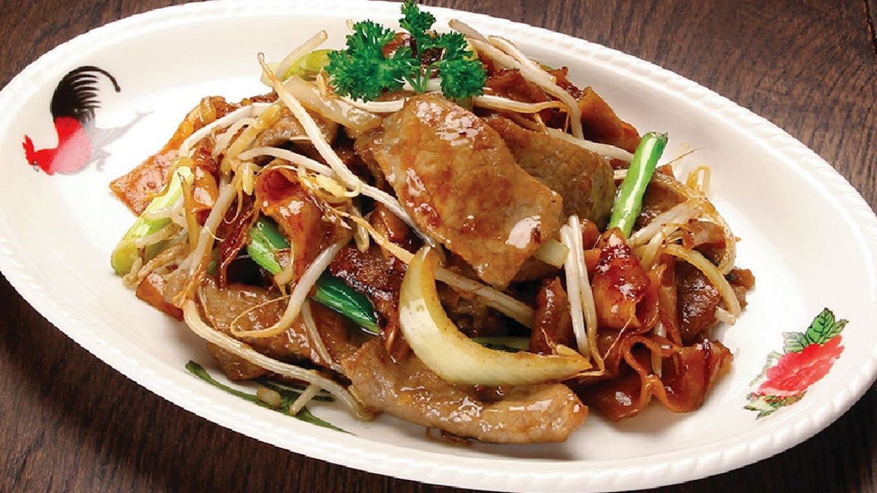 Fried Flat Rice Noodles With Beef Slices