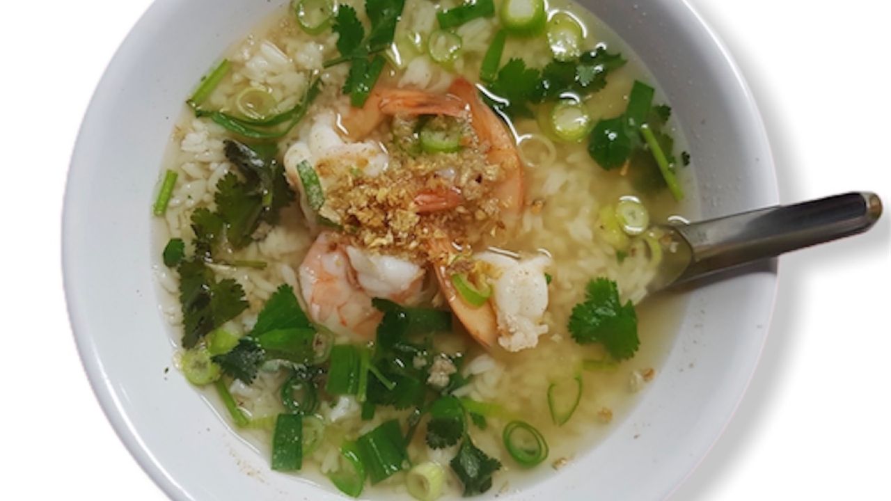 Rice in soup with prawns ข้าวต้มกุ้ง