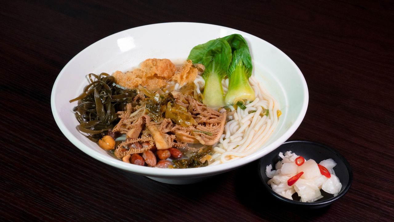 22. Pickled Cabbage Tripe Rice Noodle in Soup / 酸菜牛百葉湯米粉