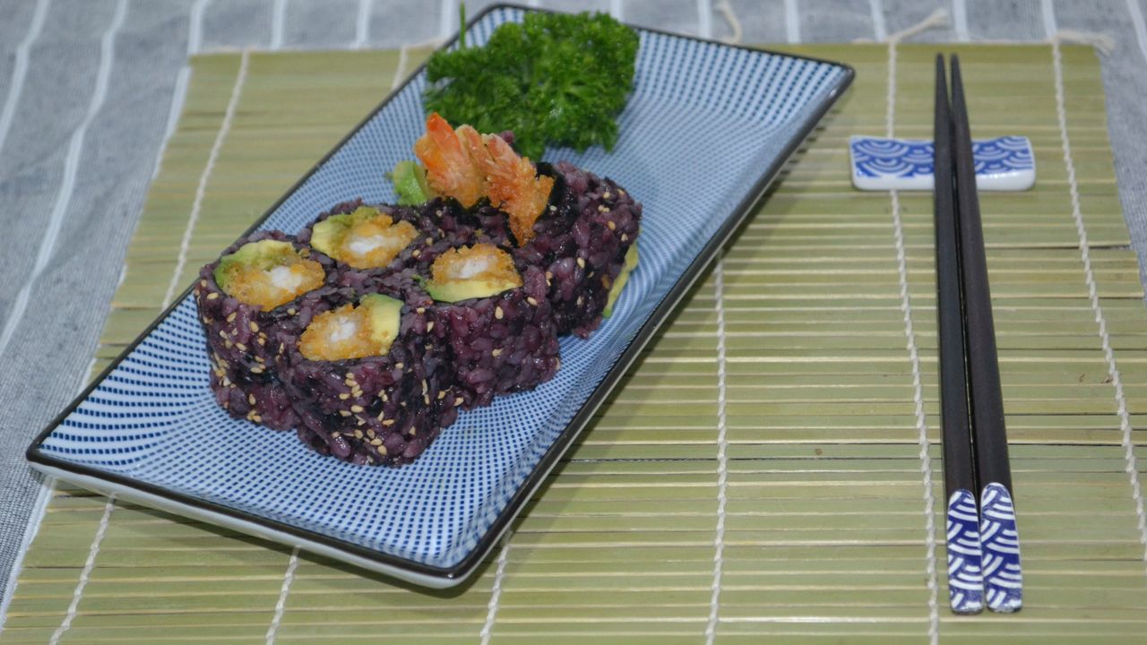 Black Rice Prawn & Avocado Small Roll