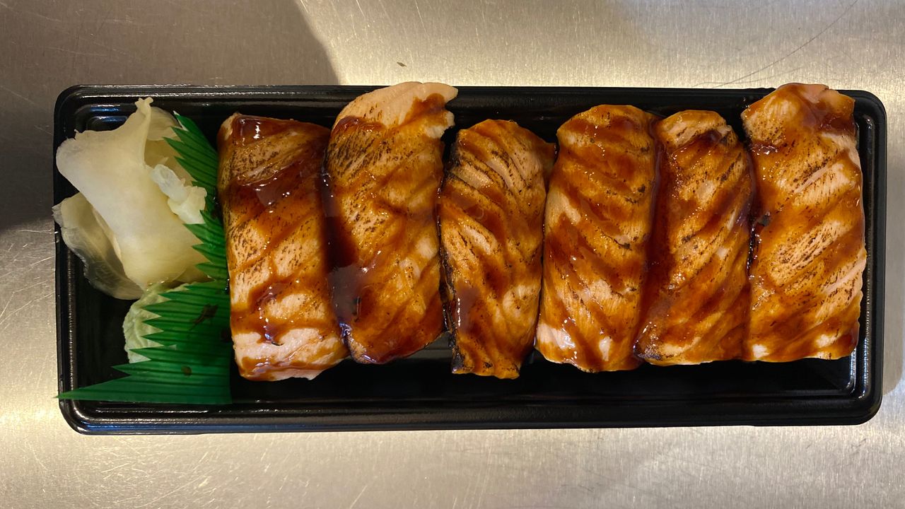 Spicy Grilled Salmon Nigiri 6pcs