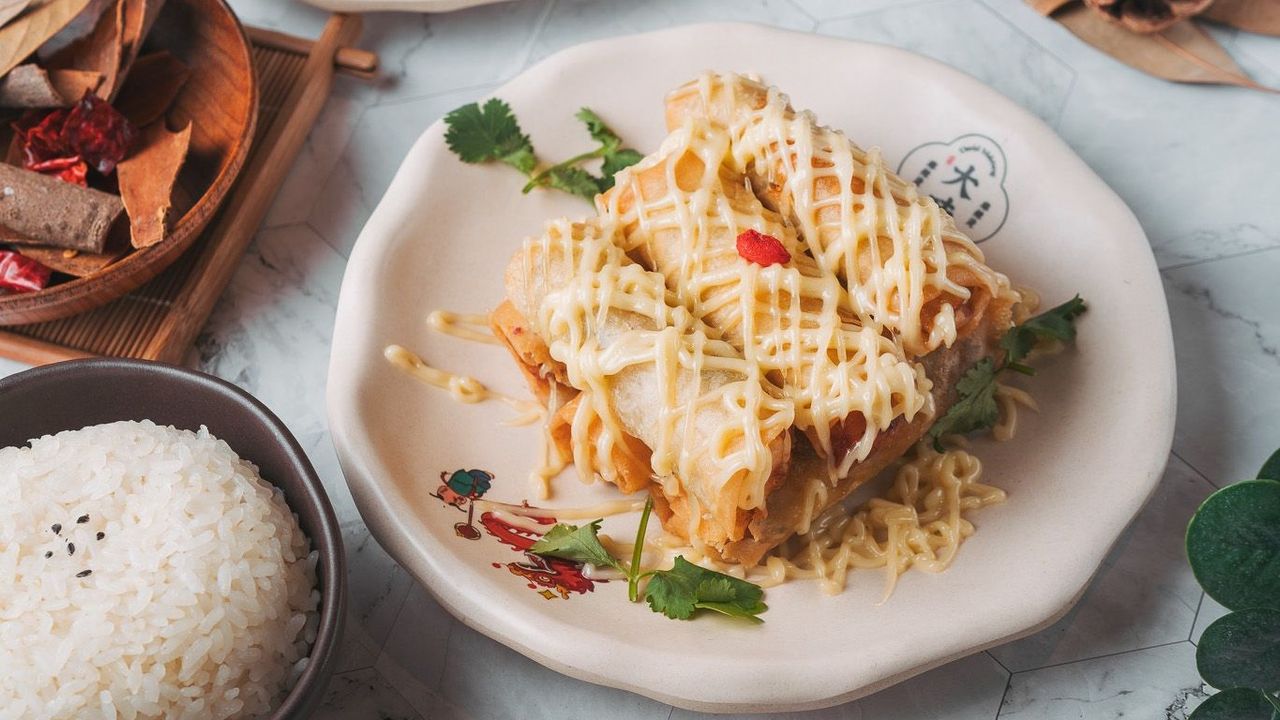 Crispy Deep Fried Spring Rolls with Prawn Mince