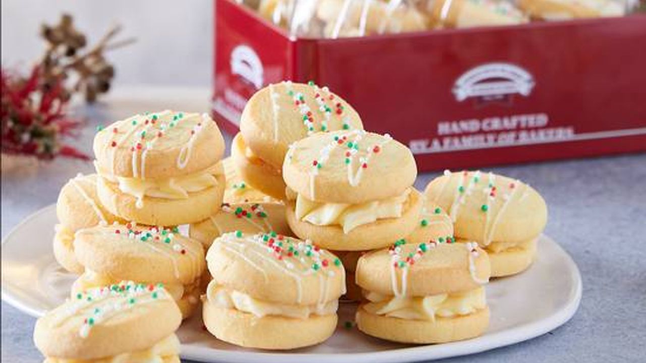 Festive YoYo Biscuits in Gift Tin