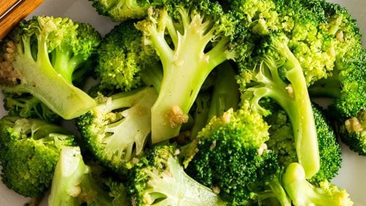 L19, Broccoli (Garlic / Oyster Sauce) / 蒜蓉/蚝油西兰花
